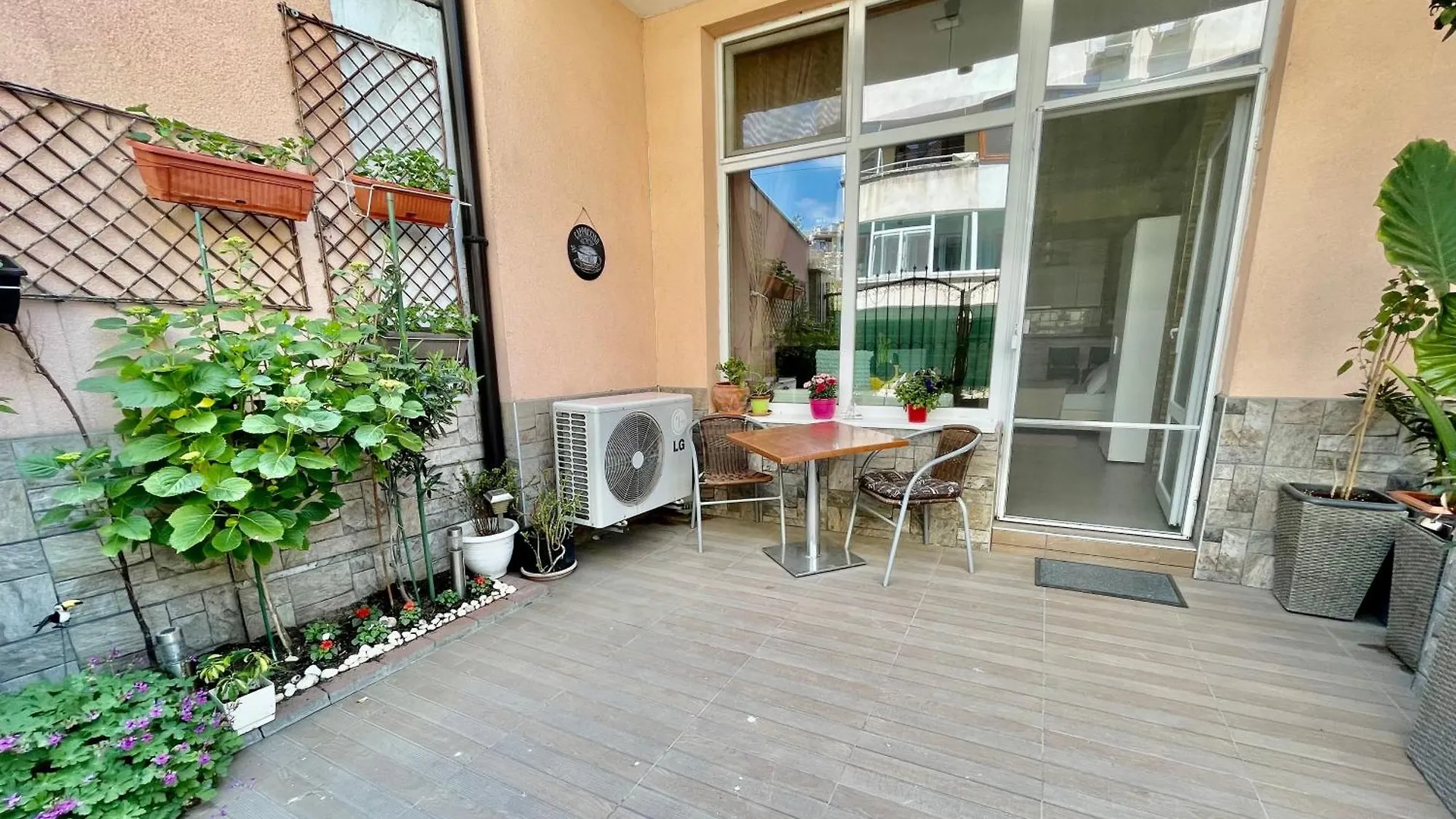 White Rose Guest Rooms Burgas 2*,
